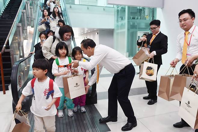 Passengers on Sun Phu Quoc Airways’ newly launched Incheon-Phu Quoc route receive a plush toy from the airline upon arrival at Phu Quoc Airport, on Vietnam's largest island.  (Sun Group)