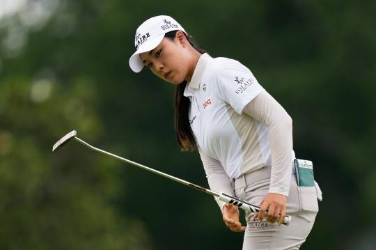 공 바라보는 윤이나. / 사진=연합뉴스