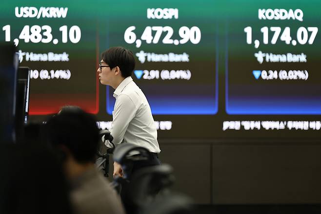 24일 서울 하나은행 본점 딜링룸에서 딜러들이 업무를 보고 있다. [연합뉴스]