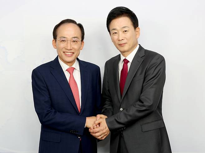 지난 19일 대구 중구 매일신문사 스튜디오에서 열린 ‘제9회 전국동시지방선거 국민의힘 대구광역시장 경선 비전토론회’에서 유영하(오른쪽) 후보와 추경호 후보가 토론회 시작에 앞서 기념촬영을 하고 있다. [연합뉴스]