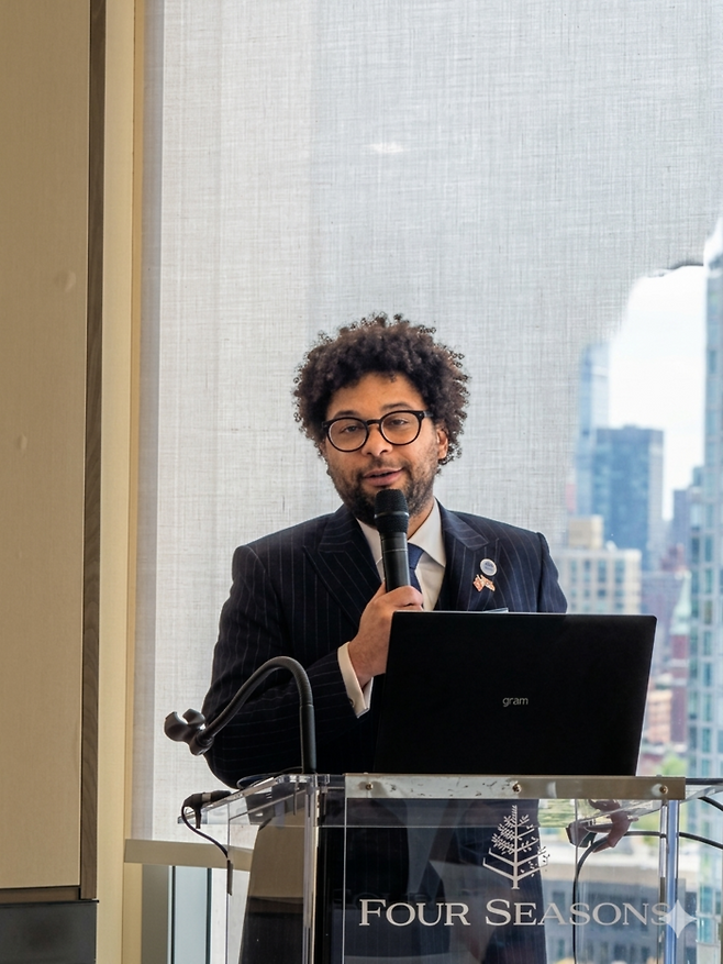 설명하고 있는 폴 B. 밥슨(Paul B. Bobson) 메트로폴리탄 워싱턴 공항청 항공 비즈니스 개발 부사장/ 사진=권효정 여행+ 기자