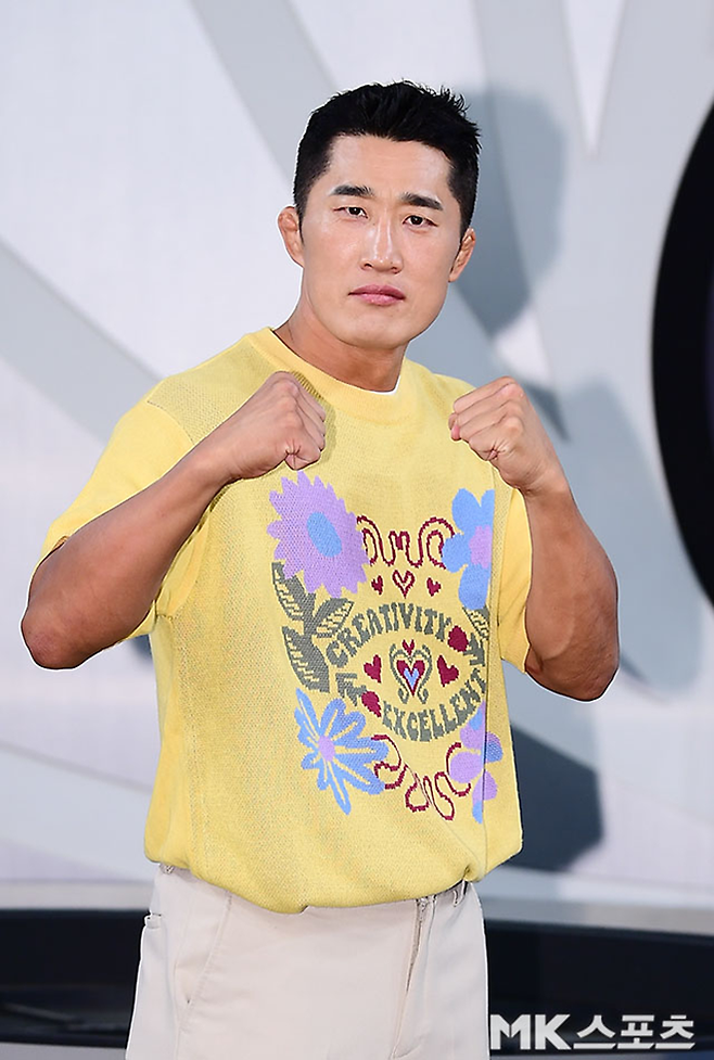 대한민국 UFC 1호 파이터 김동현이 2025년 8월 MBC에브리원 ‘히든아이’ 1주년 기념 기자간담회에서 촬영에 응하고 있다. 사진=김영구 기자