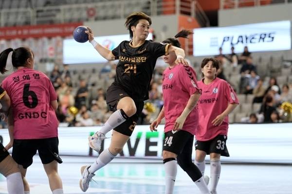 사진 부산시설공단 권한나 돌파슛