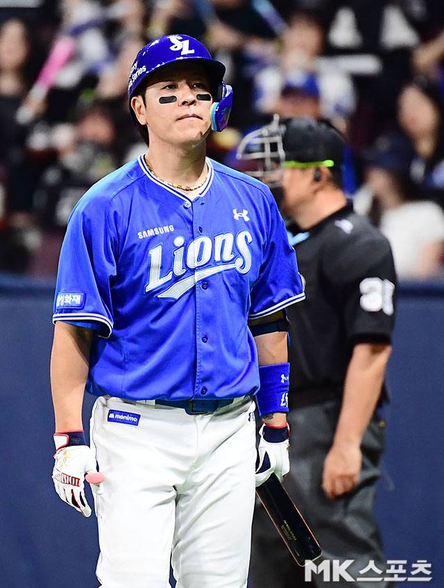 25일 오후 서울 고척스카이돔에서 ‘2026 신한 SOL KBO 리그’ 삼성 라이온즈와 키움 히어로즈 경기가 열렸다. 8회초 2사 1, 2루에서 삼성 강민호가 헛스윙 삼진을 당한 후 아쉬워 하고 있다. 사진(고척 서울)=김영구 기자