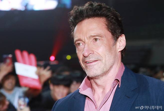 영화 '데드풀과 울버린'의 주연배우 휴 잭맨이 2024년 7월 4일 오후 서울 장충체육관에서 진행된 레드카펫 행사에서 팬들과 소통하고 있다.  /사진=머니투데이DB