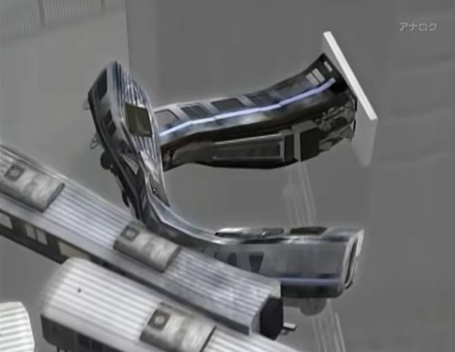 2005년 4월25일 후쿠치야마선 열차 사고 당시 1·2호차의 잭나이프 현상을 재연한 모습. /사진=유튜브 채널 '요미우리TV뉴스' 갈무리