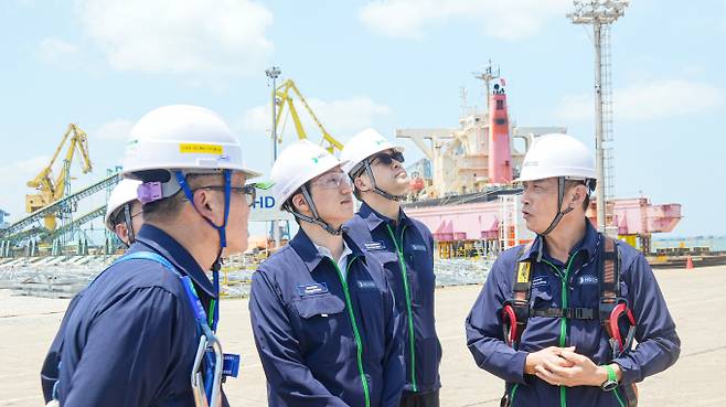 정기선 HD현대 회장이 지난 3월 25일(수) 베트남 중남부에 위치한 HD현대에코비나를 찾아 현장 설비와 안전 시설물을 점검하고 있다/사진=HD현대