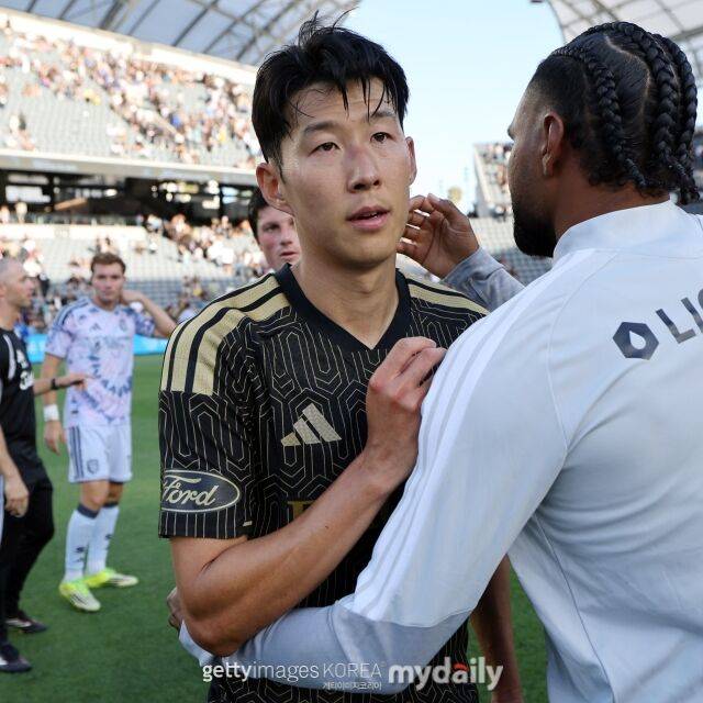 마크 도스 산토스 LA FC 감독이 23일 콜로라도 라피즈전에서 0-0 무승부를 거둔 뒤 선수들을 탓하는 듯한 발언을 남겼다. 경기 후 선수들과 포옹하는 손흥민(왼쪽)./게티이미지코리아