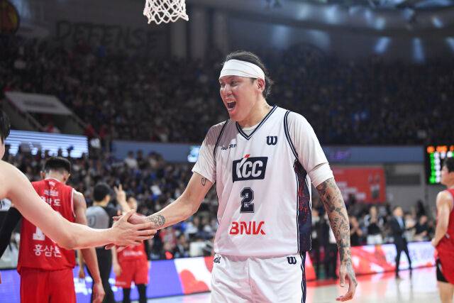 부산 KCC가 24일 안양 정관장 아레나에서 열린 안양 정관장과의 4강 플레이오프 1차전에서 최준용의 활약을 앞세워 승리를 거뒀다. 최준용이 득점한 뒤 동료와 하이파이브를 하고 있다./KBL 제공