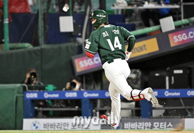 24일 오후 인천 SSG랜더스필드에서 진행된 '2026 프로야구 KBO리그' SSG랜더스와 KT위즈의 경기. SSG 최정이 6회말 2사에서 솔로홈런을 터뜨리고 있다./인천 = 송일섭 기자