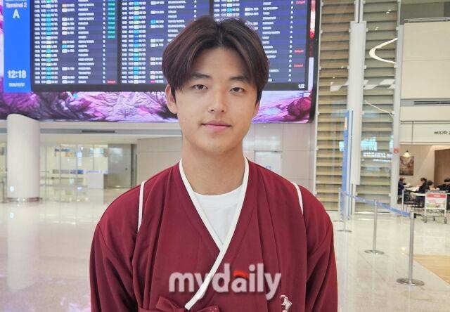 박준현이 스프링캠프 출국을 앞두고 취재진과 인터뷰를 나누고 있다./인천공항=심혜진 기자