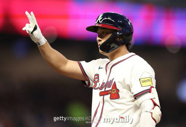 애틀랜타 브레이브스 김하성이 누상에서 수신호를 보내고 있다. 2025시즌의 모습이다./게티이미지코리아
