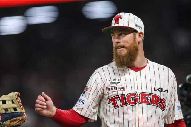 KIA 타이거즈 아담 올러가 24일 광주KIA챔피언스필드에서 열린 롯데 자이언츠와의 홈 경기서 주먹을 쥐고 포효하고 있다./KIA 타이거즈 제공