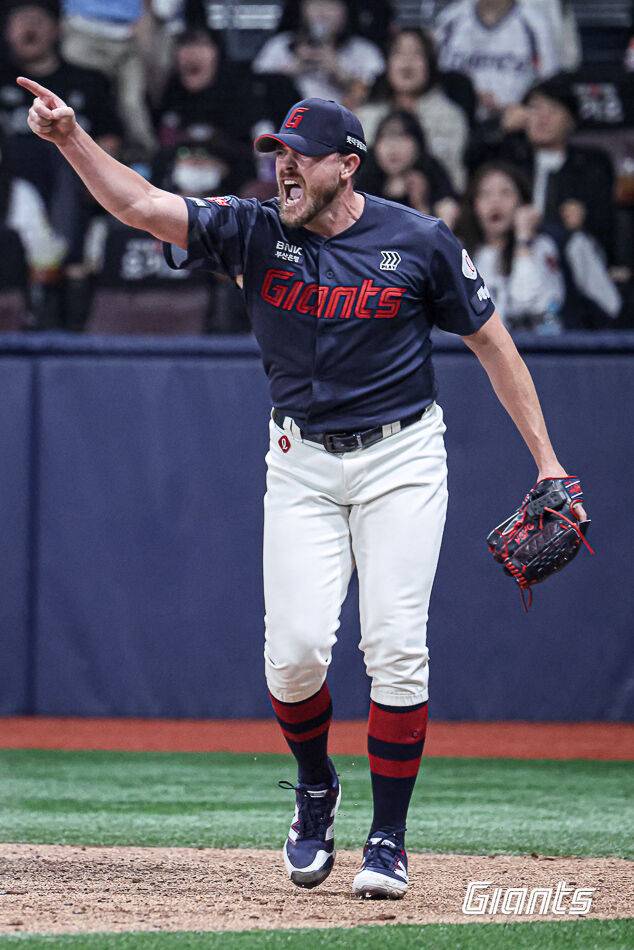 롯데 자이언츠 제레미 비슬리가 11일 서울 고척스카이돔에서 열린 키움 히어로즈전서 등판했다. 손짓하며 말하고 있다. /롯데 자이언츠 제공