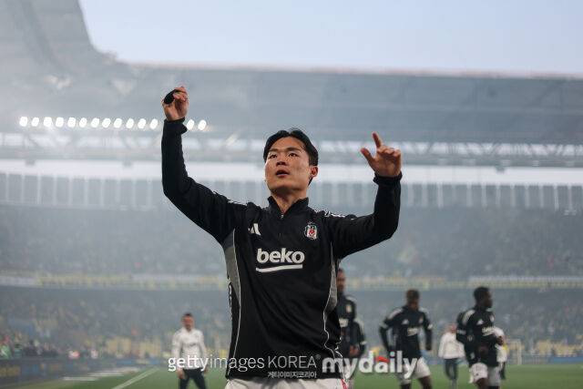 베식타스의 오현규가 페네르바체와의 2025-26시즌 튀르키예 쉬페르리그 경기에서 팬들에게 인사하고 있다./게티이미지코리아