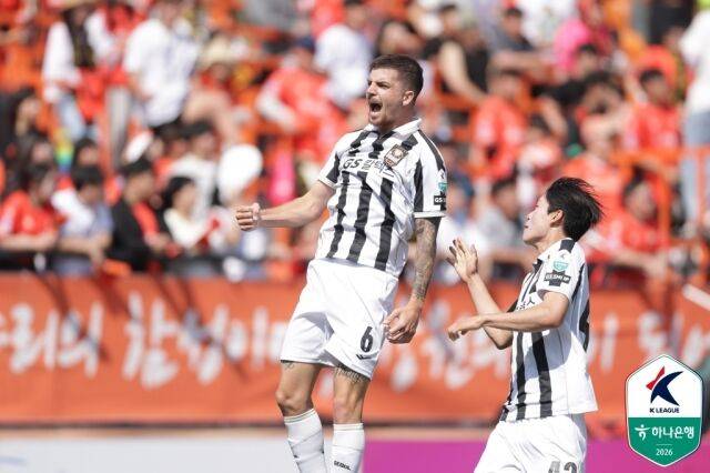 FC서울 바베츠가 25일 오후 2시 강릉하이원아레나에서 펼쳐진 강원FC와의 ‘하나은행 K리그1 2026’ 10라운드에서 선제골을 기록했다./한국프로축구연맹 제공