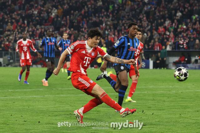김민재가 아탈란타와의 2025-26시즌 유럽축구연맹 챔피언스리그 16강 2차전에서 킥을 하고 있다./게티이미지코리아