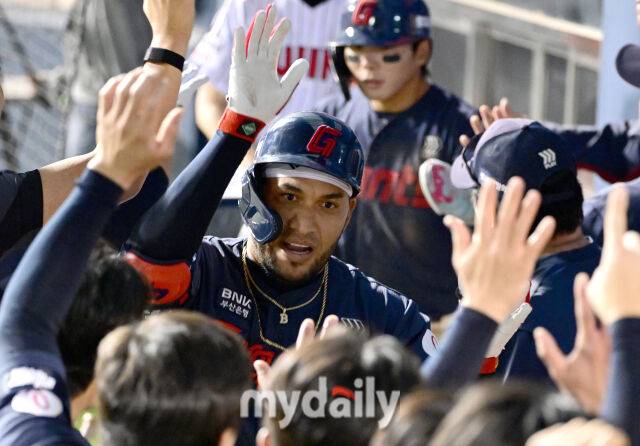 2026년 4월 16일 오후 서울 잠실구장에서 열린 '2026 신한 SOL KBO리그' 롯데 자이언츠와 LG 트윈스의 경기. 롯데 레이예스가 6회초 2사 1루서 동점 2점 홈런을 친 뒤 동료들의 축하를 받고 있다./마이데일리