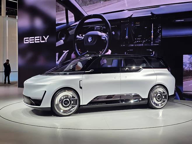 25일(현지시간) 지리자동차가 ‘2026 베이징 국제 모터쇼(오토차이나 2026)’에서 전시한 로보택시 전용 프로토타입 ‘EVA 캡’. 권제인 기자