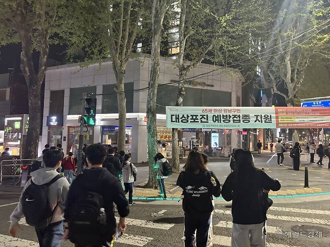 22일 오후 10시께 학원이 끝나고 대치동 은마아파트입구 사거리 건널목을 건너가는 학생들의 모습. 정주원 기자