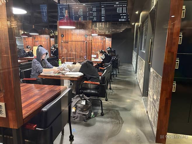 오후 10시30분께 강남구 대치동의 한 스터디카페가 학생들로 가득 찬 모습. 정주원 기자