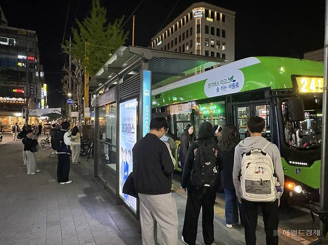 22일 오후 9시30분께 대치동 학원가 버스정류장에서 버스를 기다리는 학생들의 모습. 대부분의 버스가 새벽 1시까지 운행한다. 정주원 기자