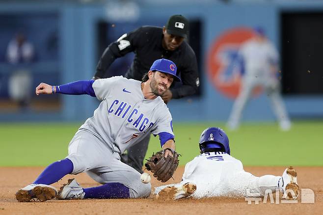 [로스앤젤레스=AP/뉴시스] 메이저리그 LA 다저스의 김혜성이 25일(한국 시간) 미국 캘리포니아주 로스앤젤레스의 유니클로 필드 앳 다저 스타디움에서 열린 2026 MLB 시카고 컵스와의 경기 3회 2루 도루에 성공하고 있다. 2026.4.25.