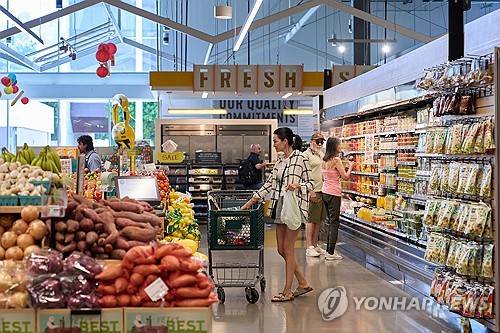 미국 로스앤젤레스의 한 식료품 마트에서 장을 보는 소비자 [EPA 연합뉴스 자료사진]