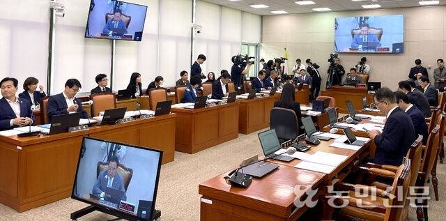 국회 농림축산식품해양수산위원회가 23일 전체회의를 열고 당정의 농협개혁 추진방안과 중동 상황 등 현안에 대해 질의하고 있다.