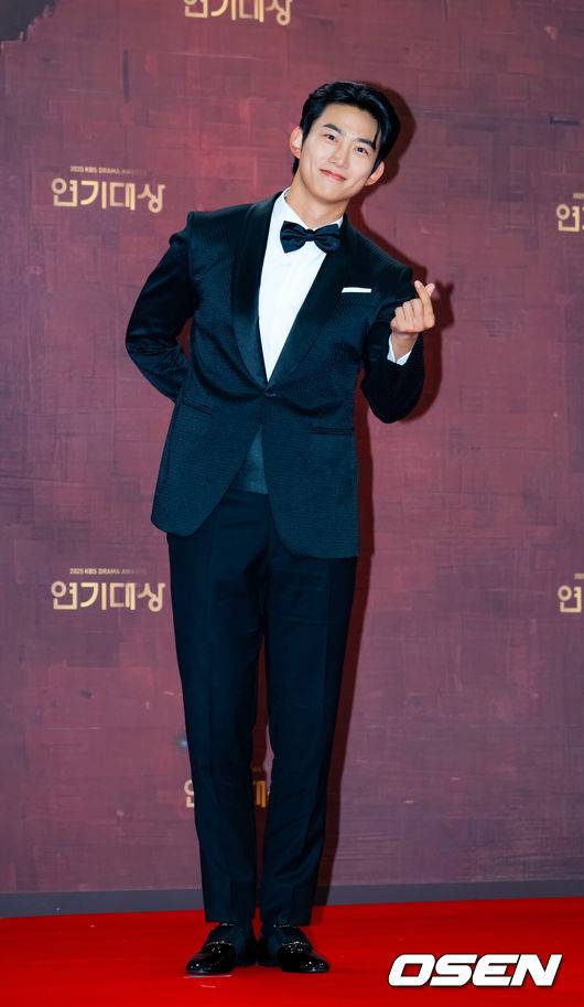 [OSEN=민경훈 기자] 31일 오후 서울 영등포구 여의도 KBS 신관 웨딩홀에서 2025 KBS 연기대상 레드카펫 포토월 행사가 열렸다.이날 오후 7시 10분 생방송으로 진행되는 ‘2025 KBS 연기대상’에서는 미니시리즈, 장편 드라마, 일일드라마 부문별 우수상과 최우수상을 비롯해 베스트 커플상, 인기상, 조연상, 신인상 등 시상이 진행된다.배우 옥택연이 무대 위에서 포즈를 취하고 있다. 2025.12.31 /rumi@osen.co.kr