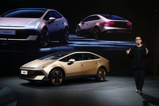 아이오닉 V의 디자인 특징을 설명하고 있는 베이징현대 디자인 책임자. /한국자동차전문기자협회 공동취재단