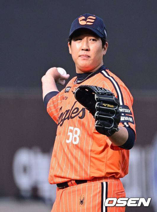 [OSEN=대전, 최규한 기자] 11일 대전 한화생명볼파크에서 ‘2026 신한 SOL KBO리그’ 한화 이글스와 KIA 타이거즈의 경기가 열렸다.홈팀 한화는 왕옌청, 방문팀 KIA는 이의리를 선발로 내세웠다. 8회초 2사 1, 2루 상황 KIA 한준수에게 역전 1타점 적시타를 내준 한화 투수 박상원이 아쉬워하고 있다. 2026.04.11 / dreamer@osen.co.kr