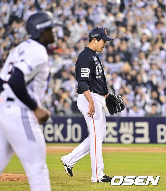 [OSEN=잠실, 박준형 기자] 3일 오후 서울 잠실구장에서 ‘2026 신한은행 SOL Bank KBO리그’ 두산 베어스와 한화 이글스의 경기가 진행됐다.이날 두산은 플렉센을, 한화는 에르난데스를 선발투수로 내세웠다.  6회말 1사 만루 두산 김인태에게 밀어내기 볼넷 허용한 한화 박상원 투수가 아쉬워하고 있다.       2026.04.02 / soul1014@osen.co.kr