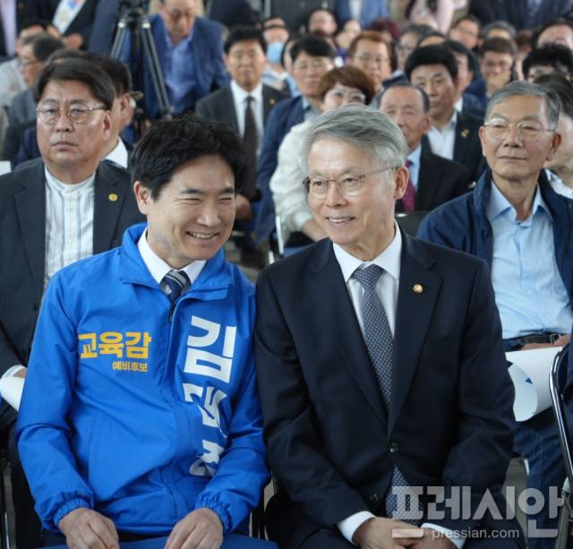 ▲25일 광주 서구 김대중 선거사무소에서 열린 개소식에서 김대중 전남광주통합특별시교육감 예비후보와 민형배 더불어민주당 국회의원(광주 광산을)이 대화를 나누고 있다.2025.04.25ⓒ프레시안(김보현)