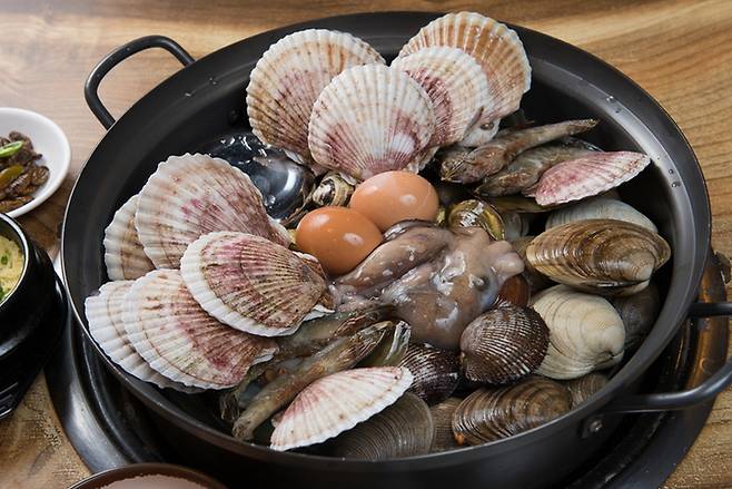 어패류는 충분히 가열해 섭취하고, 상처가 있는 경우 바닷물 접촉을 피하는 것이 예방의 핵심이다. 게티이미지