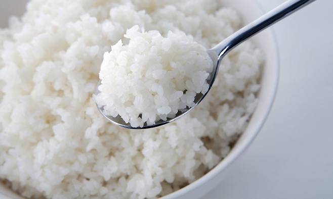 숟가락으로 떠올린 흰쌀밥. 냉장 보관 후 재가열한 밥은 전분 구조 변화로 식후 혈당 반응에 영향을 줄 수 있다. 사진=클립아트코리아
