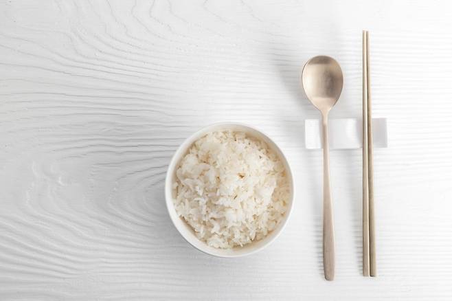 그릇에 담긴 흰쌀밥과 수저 세트. 밥은 보관 과정에서 세균 증식을 막기 위한 위생 관리가 중요하다. 사진=클립아트코리아