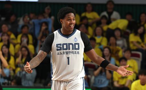 23일 경남 창원체육관에서 열린 KBL 2025-2026 LG전자 프로농구 4강 플레이오프(PO) 1차전 창원 LG 세이커스와 고양 소노 스카이거너스 경기. 소노 네이던 나이트가 4쿼터 역전 슛을 넣은 후 자신감을 보인다. 연합뉴스&nbsp;