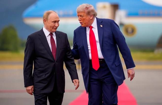 지난 2025년 8월 도널드 트럼프 미국 대통령(오른쪽) 미·러 정상회담을 위해 알래스카를 방문한 블라디미르 푸틴 러시아 대통령을 공항에서 맞이하고 있다. 세계일보 자료사진