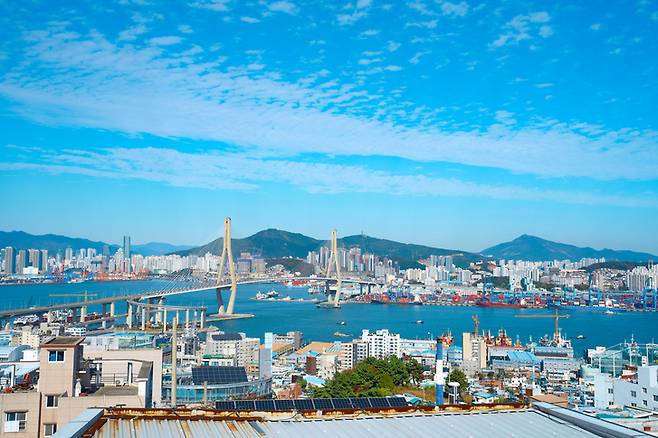 부산항대교와 부산항이 내려다보이는 부산 도심 전경. 부산시는 지역 내 미분양 아파트 해소를 위해 취득세 50% 감면이라는 파격적인 카드를 꺼내 들었다. 게티이미지뱅크