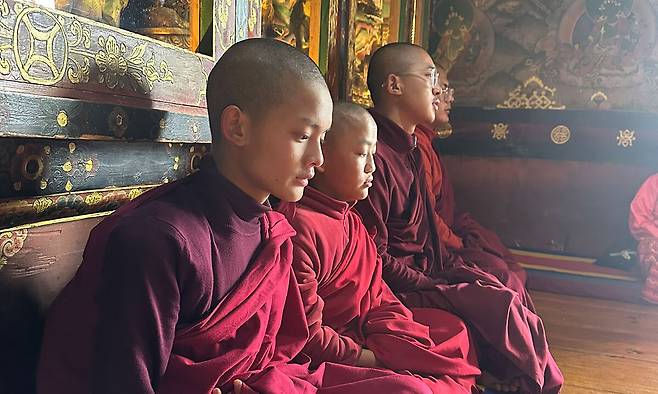 붐탕 자카르 종 법당에서 예불 중인 어린 승려들.
