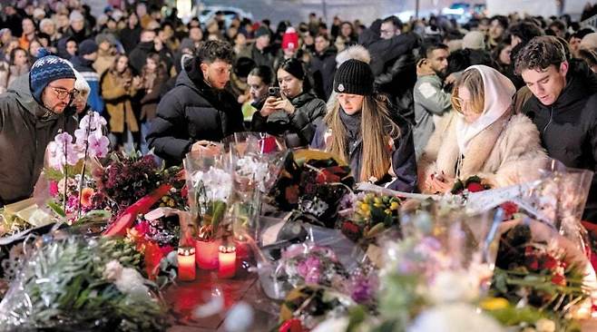 지난 1월1일 스위스 스키 리조트에서 발생한 화재 참사로 41명이 사망하고 120명 가까이 다친 가운데 리조트 인근 마을 주민들이 희생자를 추모하고 있다. AP연합