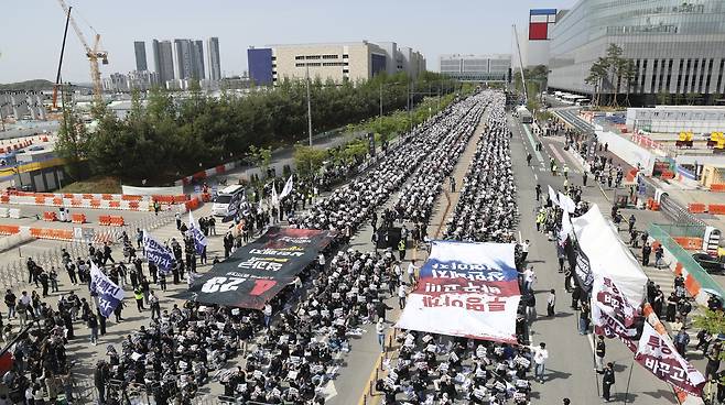 삼성전자노동조합 공동투쟁본부 조합원들이 23일 오후 경기 평택시 삼성전자 평택사업장 앞에서 열린 투쟁결의대회에서 구호를 외치고 있다. 뉴시스