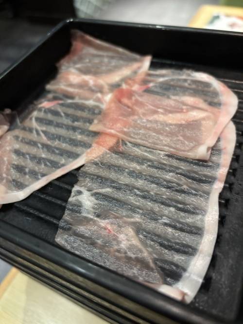 일본의 유명 샤부샤부 무한리필 체인점인 ‘샤부요’(しゃぶ葉)에서 제공한 ‘얇아도 너무 얇은’ 고기. 엑스(X) 캡처