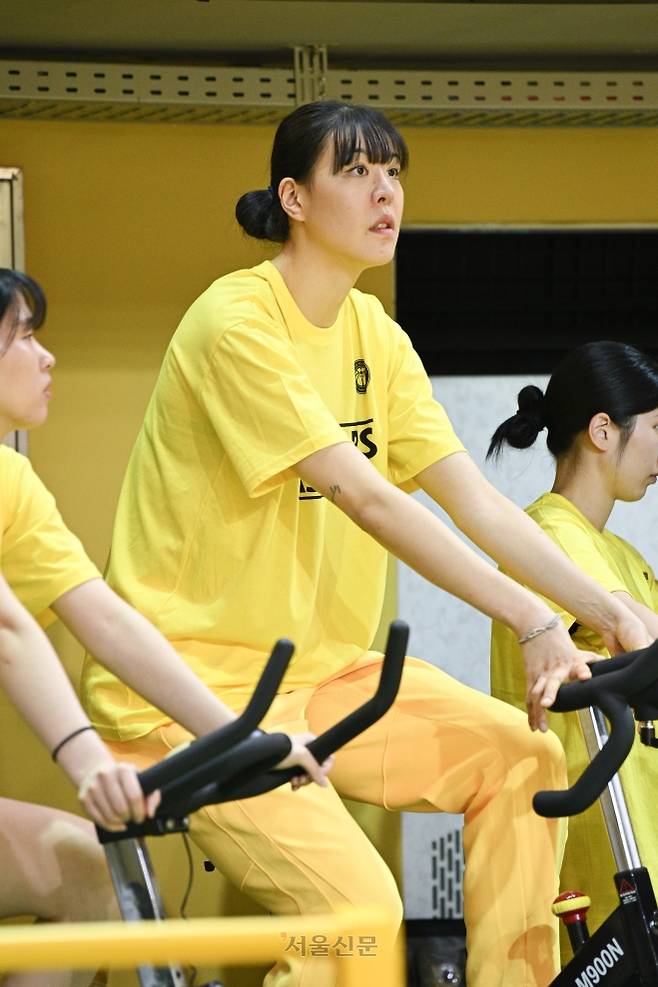 청주 KB 박지수가 24일 충북 청주체육관에서 열린 2025~26 여자프로농구 챔피언결정전 2차전 용인 삼성생명과의 경기에서 몸을 풀고 있다. 2026.4.24 WKBL 제공