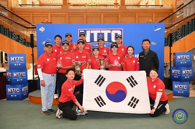 네이버스컵 남녀 개인전과 단체전을 3연패한 국가대표 골프 대표팀. 대한골프협회 제공.