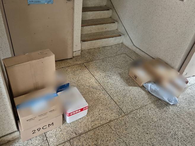 서울 강남구 한 주공아파트 1층에 배달된 택배 상자들이 모여 있는 모습. 서울신문DB