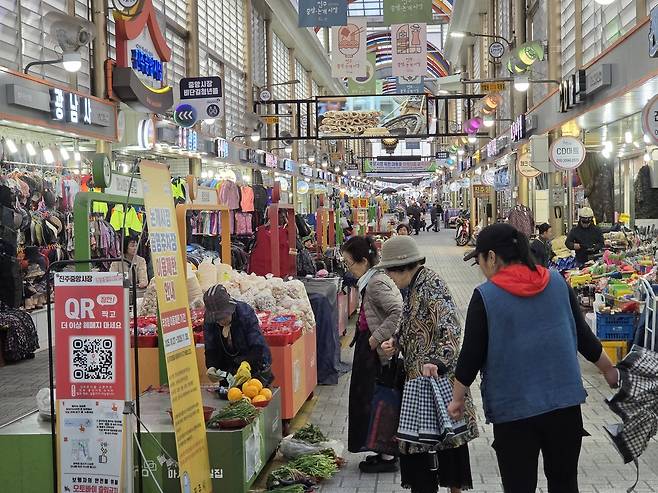 진주시민들이 22일 진주시 중앙동 중앙시장에서 장을 보고 있다. 진주=이건율 기자
