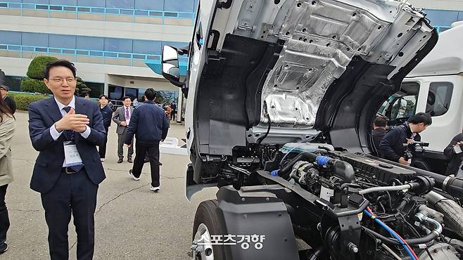 캡을 기울여 오픈한 모습. 전동, 유압식으로 제어되며 이에 시동 걸어 엔진 사용하지 않아도 캡 이동은 된다. 사진 | 손재철기자