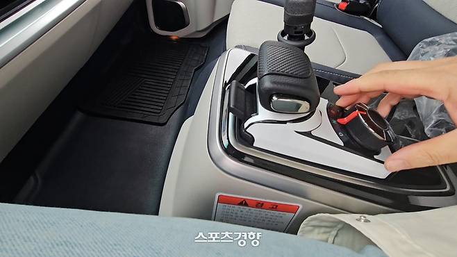 자동변속 제어 부분. 다이얼 방식이다.    사진 | 손재철기자